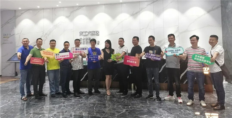 廣東星藝裝飾集團(tuán)佛山區(qū)域&山東區(qū)域股東經(jīng)理們蒞臨余工大家居參觀考察！