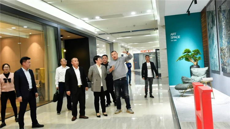 武寧縣書記洪碧霞及領(lǐng)導班子、佛山裝企領(lǐng)導一行蒞臨余工大家居考察指導！